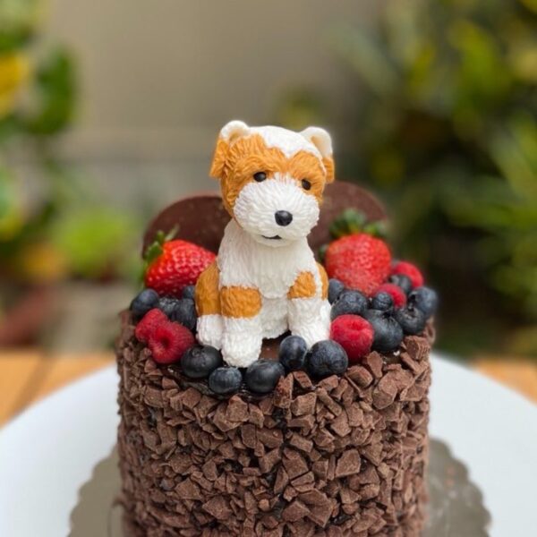 Irresistible mini torta artesanal adornada con una linda mascota perrito bicolor, una opción dulce y encantadora para celebrar.