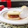 Saborea la tradición con nuestros exquisitos alfajorcitos clásicos, disponibles en distintas formas y rellenos para satisfacer todos los gustos.