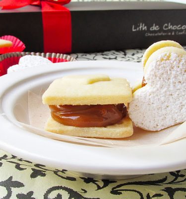 Saborea la tradición con nuestros exquisitos alfajorcitos clásicos, disponibles en distintas formas y rellenos para satisfacer todos los gustos.