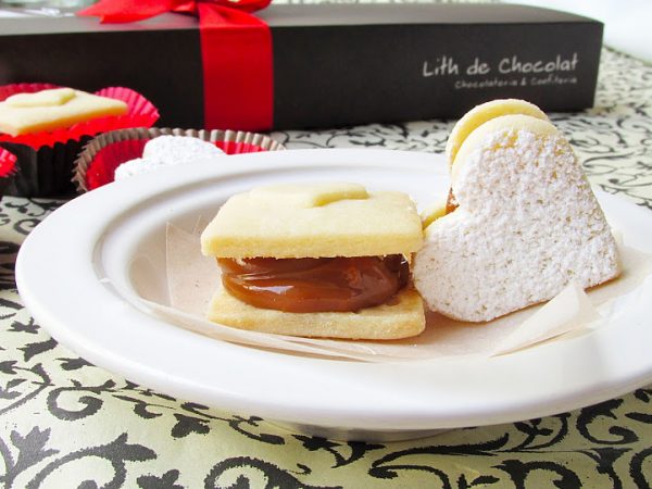 Saborea la tradición con nuestros exquisitos alfajorcitos clásicos, disponibles en distintas formas y rellenos para satisfacer todos los gustos.