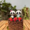 Deléitate con nuestras mini tortas adornadas con dos encantadores personajes en 3D, ¡la combinación perfecta para tu celebración!
