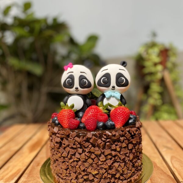 Deléitate con nuestras mini tortas adornadas con dos encantadores personajes en 3D, ¡la combinación perfecta para tu celebración!