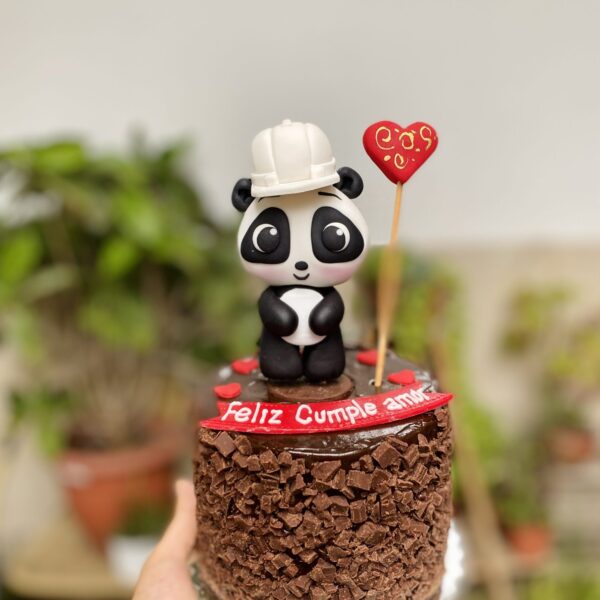 Una mini torta artesanal con un osito llevando un casquito de ingeniero, perfecta para honrar a ese profesional especial en tu vida.