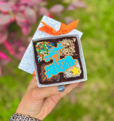 Mini postre decorado con topper y toppings coloridos.