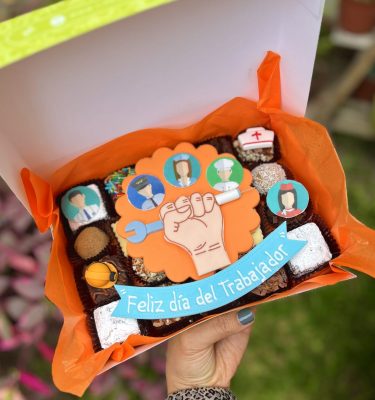 Exquisita selección de postres variados en la Mix Box Profesiones.