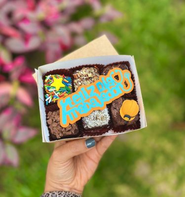 Mini postres decorados con temática del Día del Trabajador.