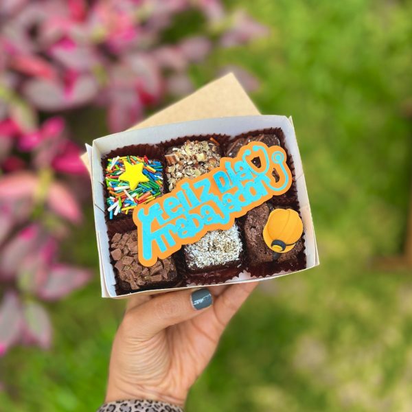 Mini postres decorados con temática del Día del Trabajador.