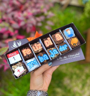 Deliciosos postres vintage con temática del Día del Trabajador.