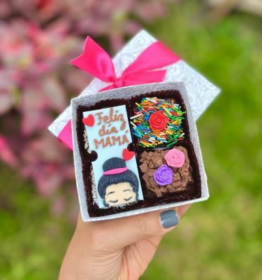 Mini four decorado con fondant con tema del Día de la Madre.