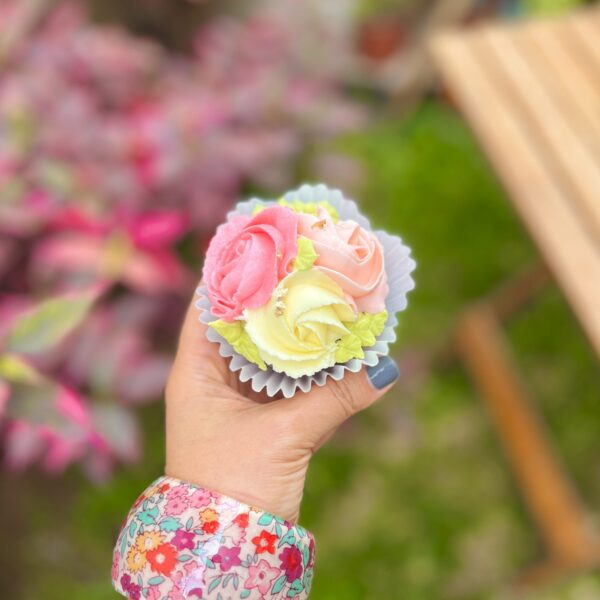 Seis cupcakes decorados con rosetones de buttercream y topper de Mamá con medio corazón.