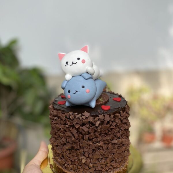 Deléitate con nuestras mini tortas adornadas con dos encantadores personajes en 3D, ¡la combinación perfecta para tu celebración!