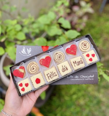 Deliciosos alfajores clásicos decorados con amor para celebrar el Día de la Madre.