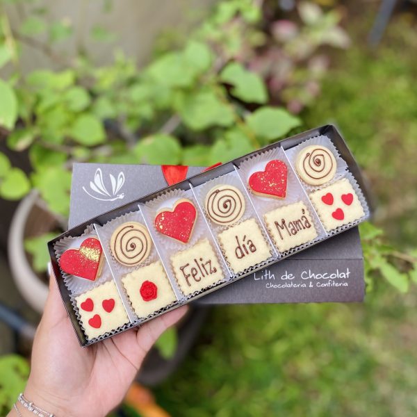 Deliciosos alfajores clásicos decorados con amor para celebrar el Día de la Madre.