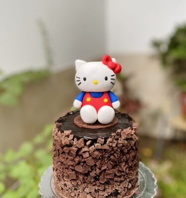 Disfruta de la dulzura con nuestra encantadora mini torta artesanal inspirada en el icónico personaje Hello Kitty. ¡Una delicia que te hará sonreír desde el primer bocado!