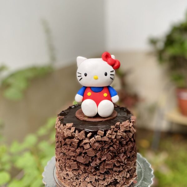 Disfruta de la dulzura con nuestra encantadora mini torta artesanal inspirada en el icónico personaje Hello Kitty. ¡Una delicia que te hará sonreír desde el primer bocado!