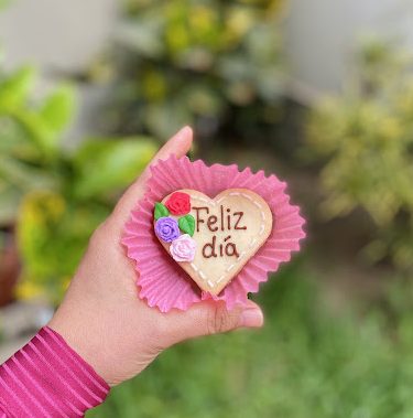 Encantador pack de alfajores en forma de corazón y redondos, perfectos para celebrar el Día de la Madre.