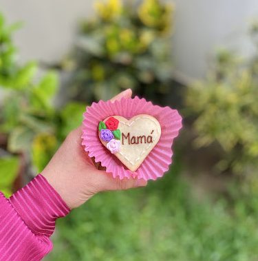 Encantador pack de alfajores en forma de corazón y redondos, perfectos para celebrar el Día de la Madre.