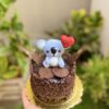 Encantadora mini torta artesanal decorada con un adorable koala estilo peluche, perfecta para cualquier ocasión especial.
