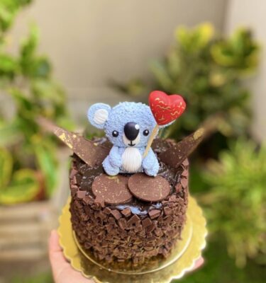 Encantadora mini torta artesanal decorada con un adorable koala estilo peluche, perfecta para cualquier ocasión especial.