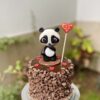 Deliciosa mini torta artesanal decorada con un tierno osito panda, perfecta para cualquier celebración especial.