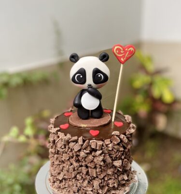 Deliciosa mini torta artesanal decorada con un tierno osito panda, perfecta para cualquier celebración especial.