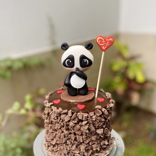 Deliciosa mini torta artesanal decorada con un tierno osito panda, perfecta para cualquier celebración especial.