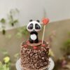 Deliciosa mini torta artesanal decorada con un tierno osito panda, perfecta para cualquier celebración especial.