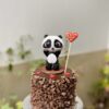 Deliciosa mini torta artesanal decorada con un tierno osito panda, perfecta para cualquier celebración especial.