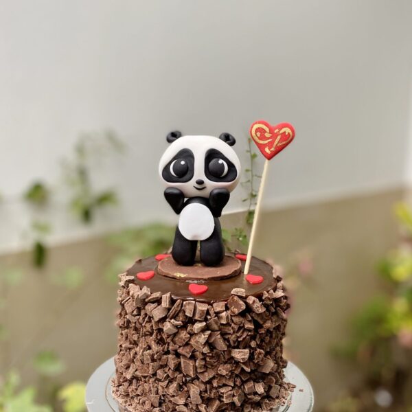 Deliciosa mini torta artesanal decorada con un tierno osito panda, perfecta para cualquier celebración especial.