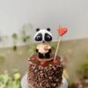 Deliciosa mini torta artesanal decorada con un tierno osito panda, perfecta para cualquier celebración especial.