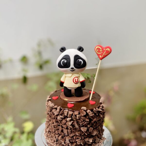 Deliciosa mini torta artesanal decorada con un tierno osito panda, perfecta para cualquier celebración especial.