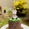 Una mini torta artesanal con una vaquita, una opción dulce y encantadora para cualquier celebración.