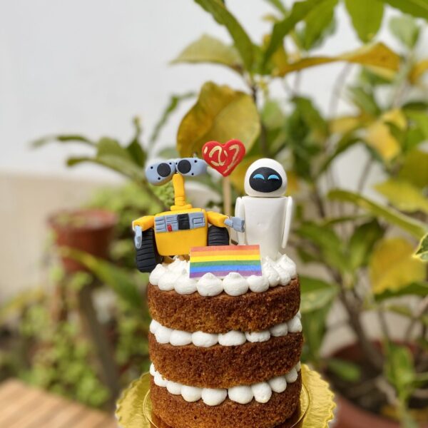 Deléitate con nuestras mini tortas adornadas con dos encantadores personajes en 3D, ¡la combinación perfecta para tu celebración!