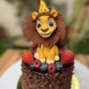 Una mini torta artesanal adornada con un Rey León, una opción majestuosa para celebraciones inolvidables.