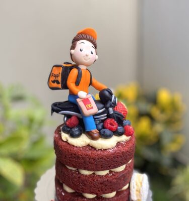 Descubre nuestras mini tortas decoradas con temáticas profesionales para celebrar tus logros y pasiones.