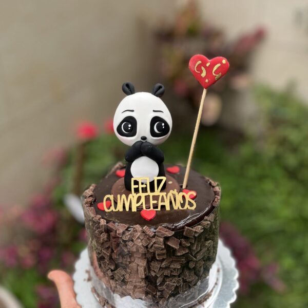 Deliciosa mini torta artesanal decorada con un tierno osito panda, perfecta para cualquier celebración especial.