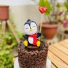 Una encantadora mini torta artesanal adornada con un pingüino, perfecta para agregar un toque de diversión a tu celebración.