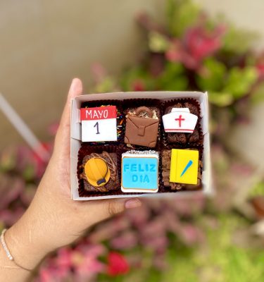 Seis exquisitos mini postres adornados con fondant y toppings coloridos.
