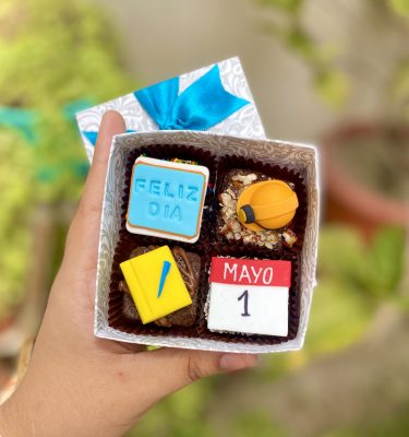 Cuatro mini postres decorados con fondant y toppings coloridos.