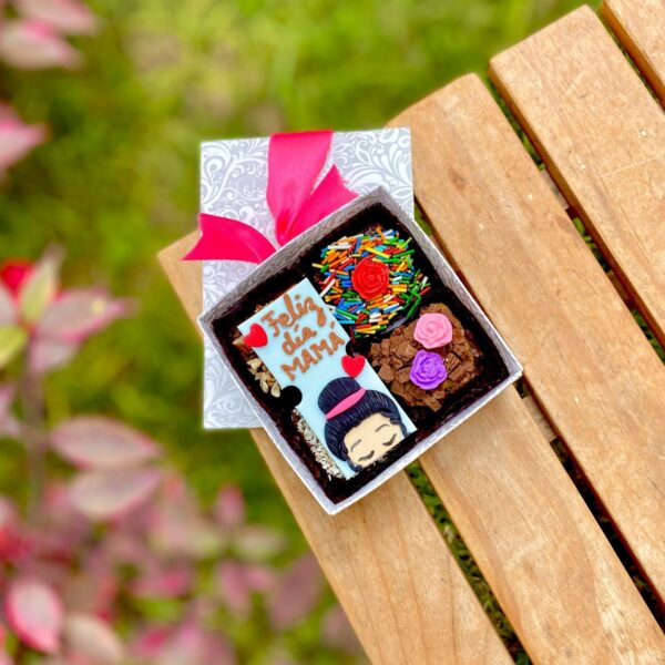 Mini four decorado con fondant con tema del Día de la Madre.