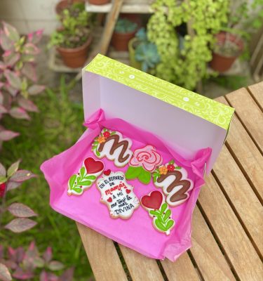 Seis galletas decoradas con glasé en un hermoso set de regalo para el Día de la Madre.