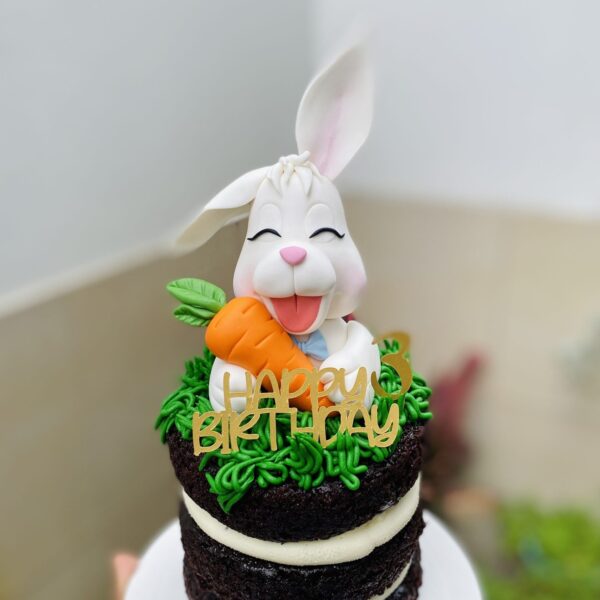 Una encantadora mini torta artesanal adornada con un conejo, perfecta para agregar un toque de dulzura a tu celebración.