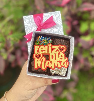 Mini Four Corazones: Deliciosos mini postres decorados con topper especial para celebrar el Día de la Madre.