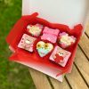 pack Mamá Love con alfajores en forma de corazón y brownies decorados en fondant, empaquetados en una caja verde con tramas vintage.