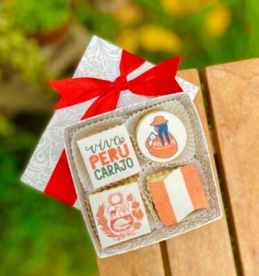 Cuatro alfajores decorados con topper de cartulina y empaquetados en una caja ecológica con opción de sticker personalizado