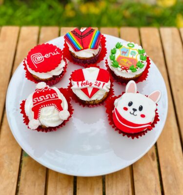 Set de 6 cupcakes con frosting rojo y blanco, presentados en una caja blanca con ventana.