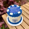 Burncake bañada en buttercream con los colores azul y blanco de Alianza Lima, decorada con el logo del equipo en la parte superior.