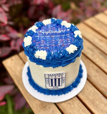 Burncake bañada en buttercream con los colores azul y blanco de Alianza Lima, decorada con el logo del equipo en la parte superior.