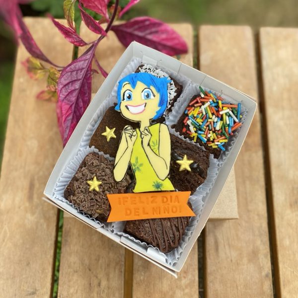 Mini Six Alegría decorado con fondant y toppings variados, empaquetado en una caja ecológica con opción de sticker personalizado.
