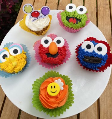 Pack de 6 cupcakes de Plaza Sésamo decorados con fondant, empaquetados en una caja blanca con ventana.